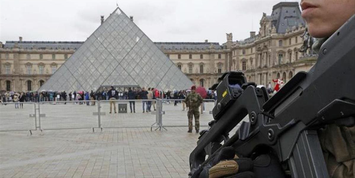 FOTO a VIDEO Streľba v Paríži: Ozbrojenec s nožom napadol policajtov a kričal Alláh Akbar!