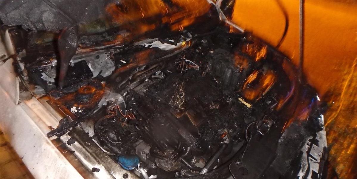 V bratislavskom Ružinove horelo v noci auto: Išlo zrejme o úmysel