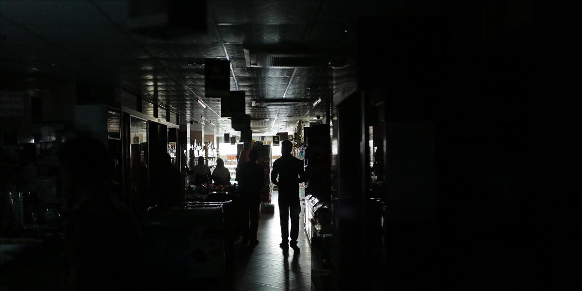 Štvrť milióna domácností vo Francúzsku sa ocitlo bez elektrickej energie