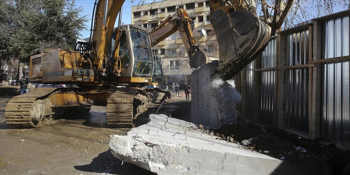Múr postavený Srbmi v Mitrovici zbúrali: Zaobišlo sa to bez incidentov