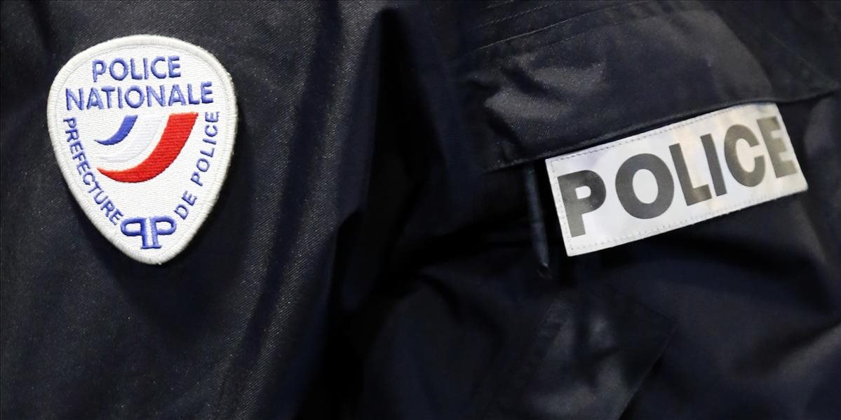 Štyroch francúzskych policajtov obvinili pre znásilnenie obuškom