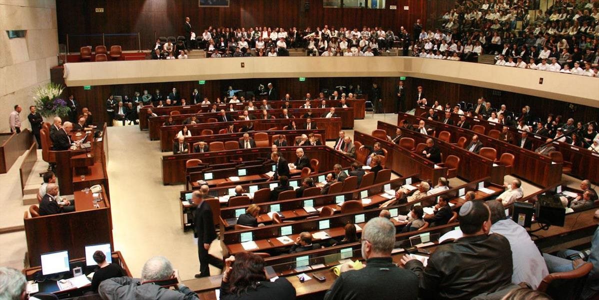 Izraelský parlament schválil zákon legalizujúci tisíce príbytkov v Predjordánsku