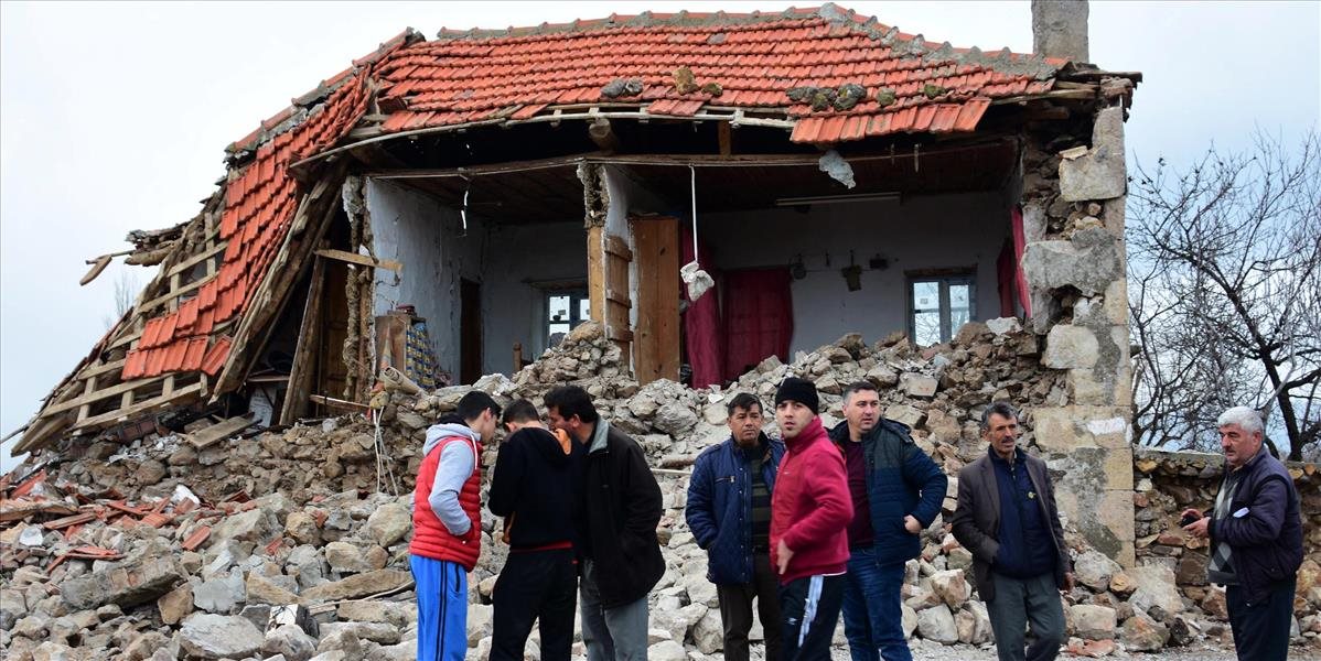 Séria zemetrasení v Turecku zničila na severozápade krajiny stovky domov