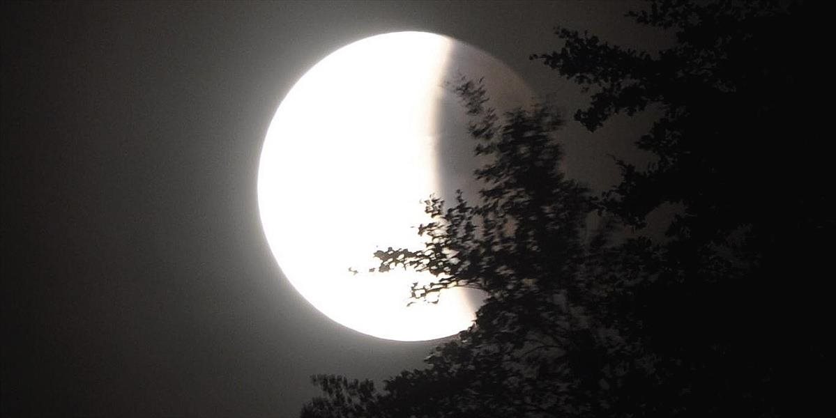 V noci z piatka na sobotu bude možné sledovať polotieňové zatmenie Mesiaca