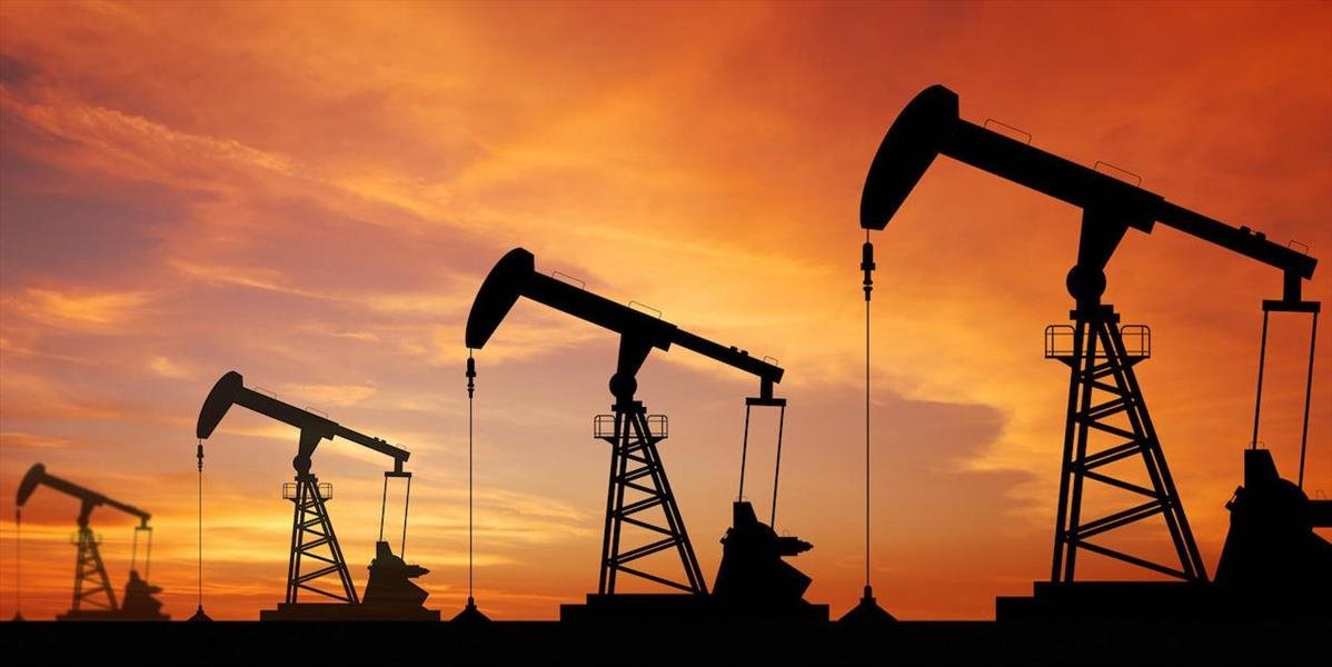 Vysoké zásoby v USA tlačia na ceny ropy, cena Brentu klesla pod 55 USD