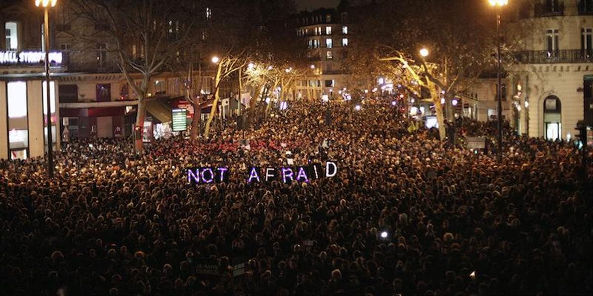 Násilné protesty v okolí Paríža pokračujú, zadržali ďalších 17 ľudí