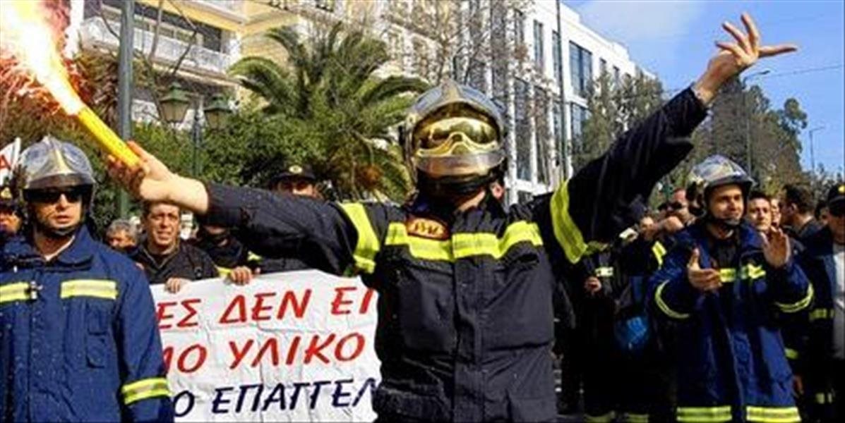 Grécki hasiči protestujú v Aténach proti zlým pracovným podmienkam