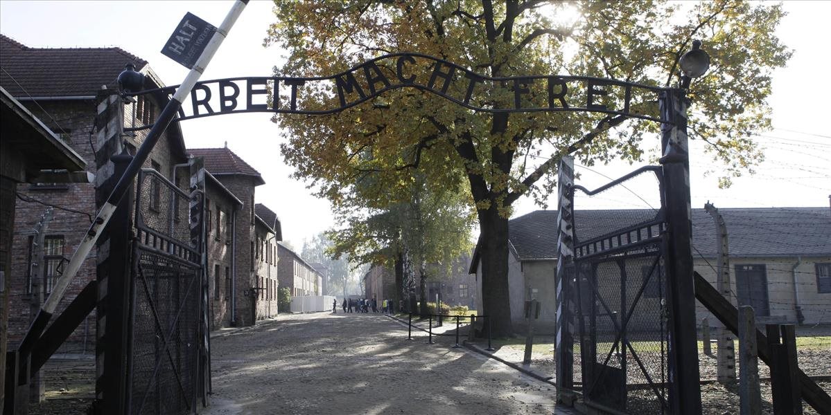 Poľský súd odsúdil mladých Portugalcov, ktorí sa podpísali na bránu Auschwitzu