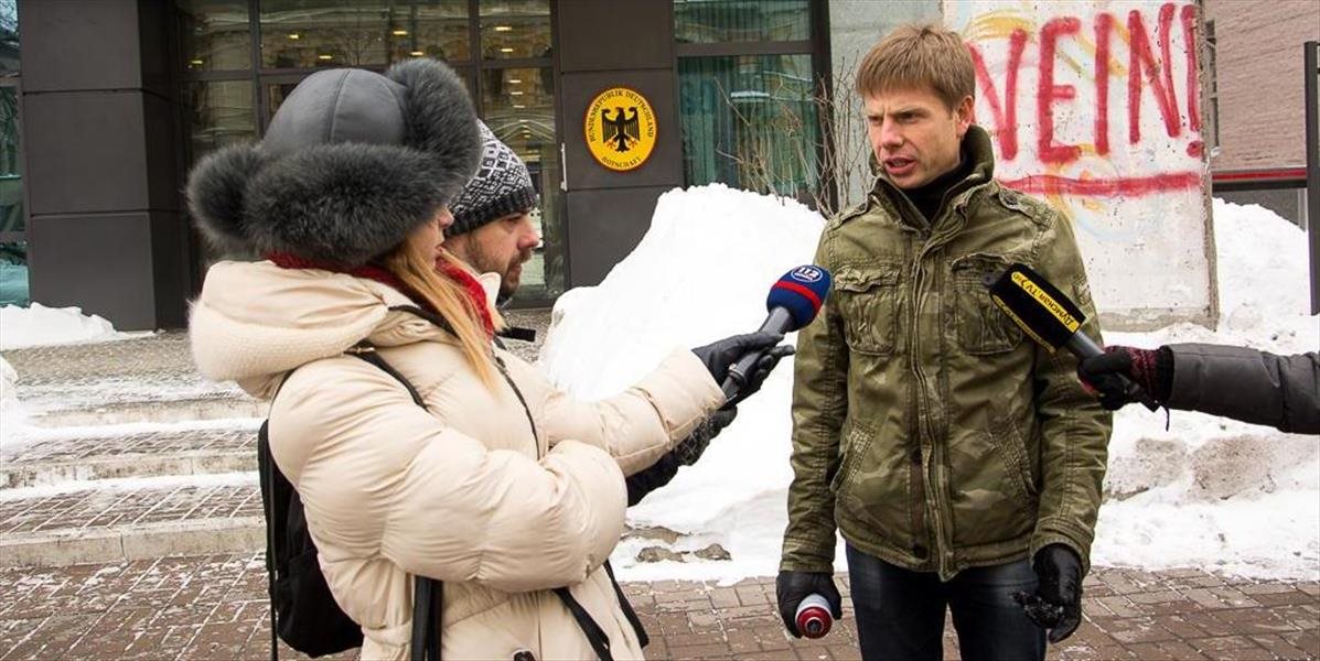 Ukrajinský poslanec posprejoval fragment Berlínskeho múru