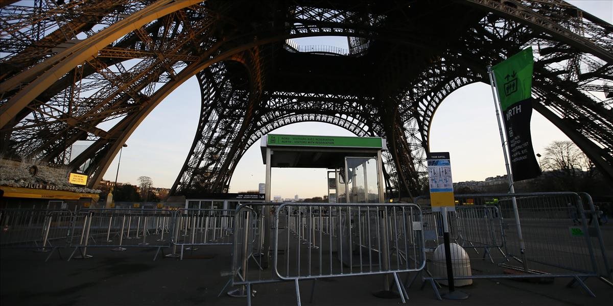 Okolo Eiffelovej veže vyrastie ochranná stena pred teroristickými útokmi