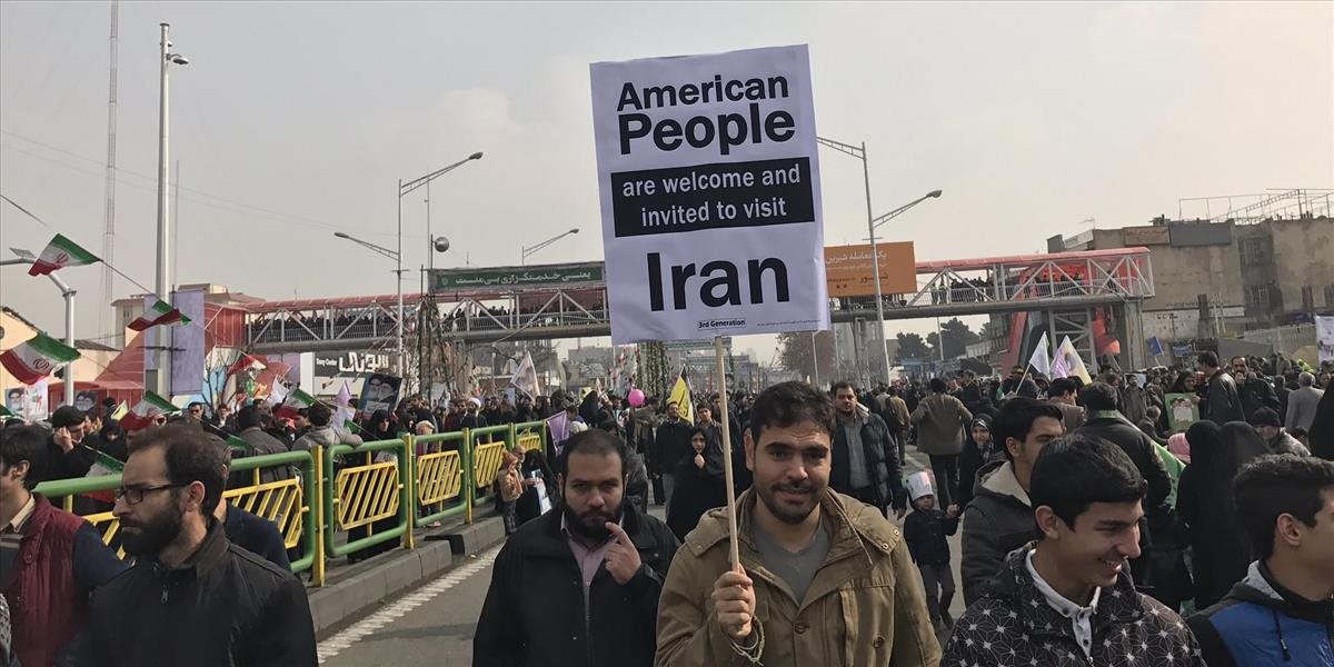 Iránci v uliciach žiadajú Smrť Amerike, iní jej na internete ďakujú za podporu