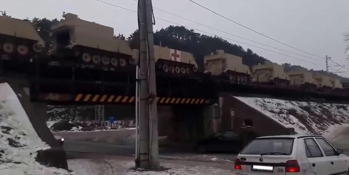 VIDEO Východniarov vystrašil vlak plný vojenskej techniky vrátane tankov
