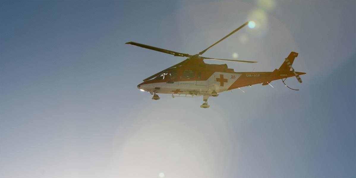 Záchranársky vrtuľník pomáhal zranenému skialpinistovi