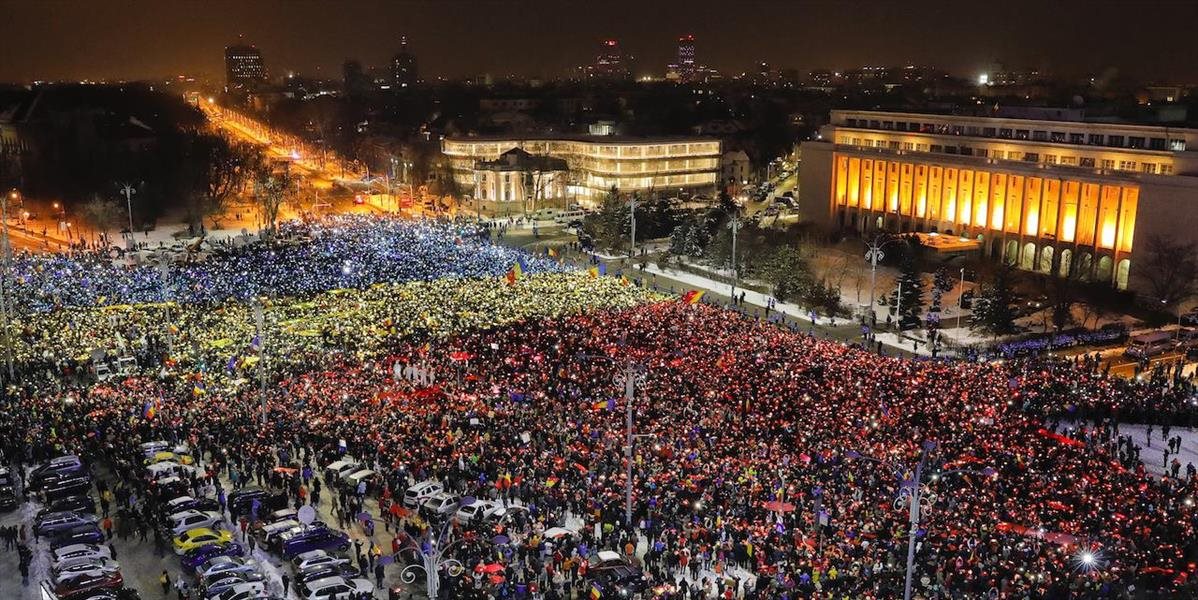 FOTO Demonštrácie v Rumunsku pokračujú: Aj 13. deň protestov proti vláde pritiahol desaťtisíce demonštrantov