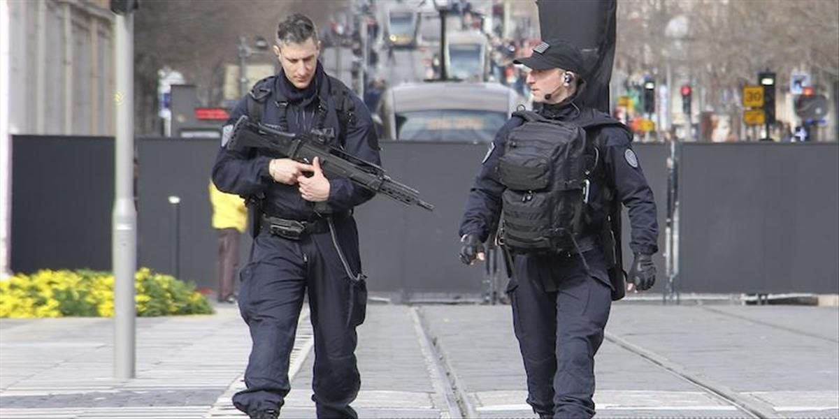 Štvorici podozrivých z prípravy atentátu v Paríži predĺžili vyšetrovaciu väzbu