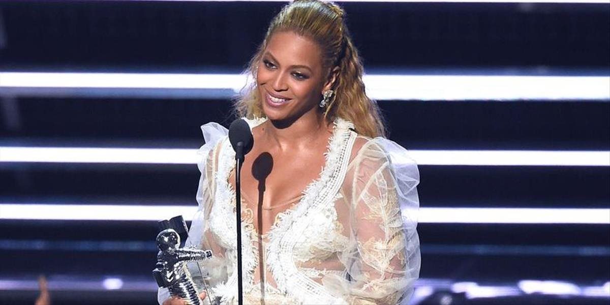 Beyoncé predstavila videá k piesňam Love Drought a Sandcastles