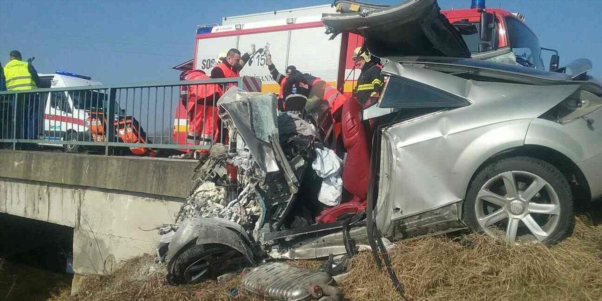 FOTO Tragická nehoda pri Galante: Zrážku s kamiónom neprežil jeden človek