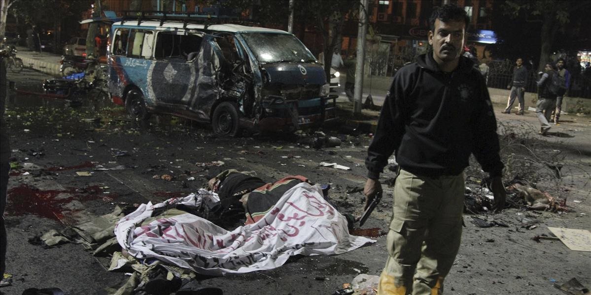 FOTO Hrôza v Pakistane: Motorkár vrazil do protestantov a odpálil sa