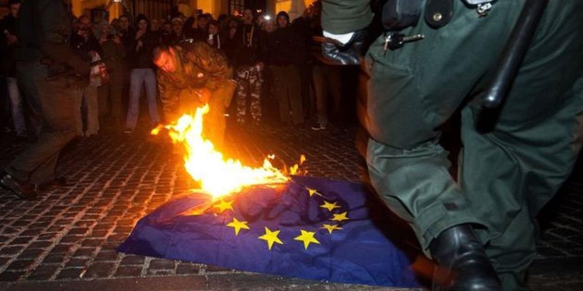 V kauze pálenia vlajky EÚ oslobodzujúci rozsudok
