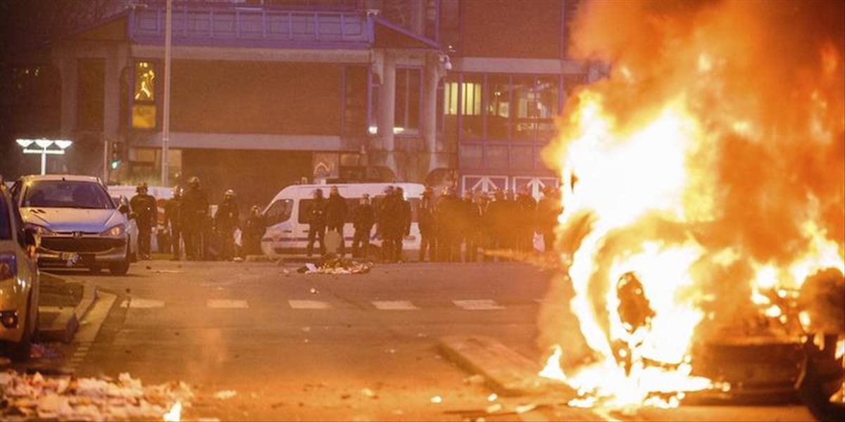 Francúzska polícia opäť zatýkala výtržníkov, pouličné nepokoje sú na ústupe