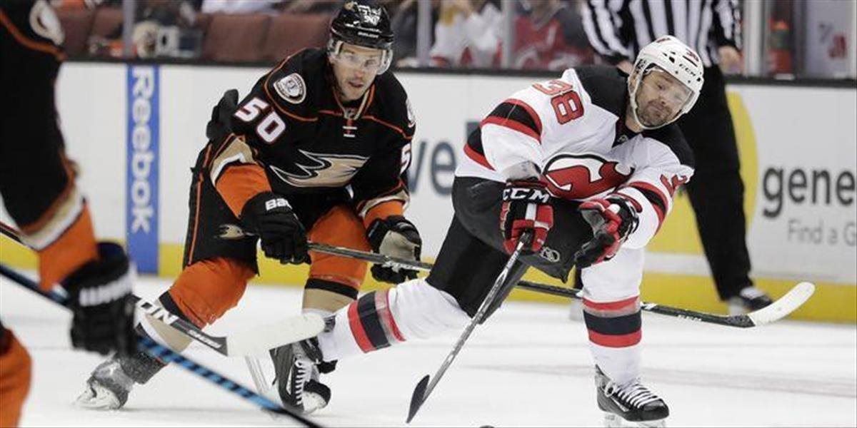 NHL: Útočník Anaheimu Vermette sekol rozhodcu, vedenie ligy potvrdilo 10-zápasový dištanc
