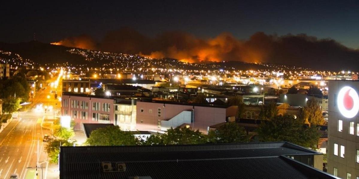 VIDEO Veľký požiar pri meste Christchurch na Novom Zélande zničil 11 domov