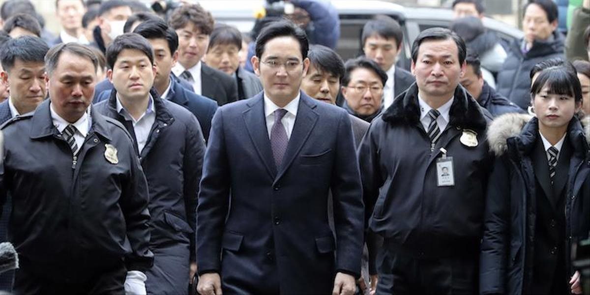 Dediča spoločnosti Samsung zatkli v súvislosti s korupčným škandálom