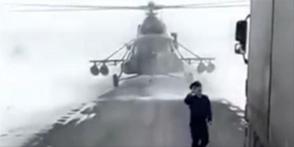 Kuriózne VIDEO Vojenský pilot pristál s vrtuľníkom na ceste, aby si sa spýtal na cestu