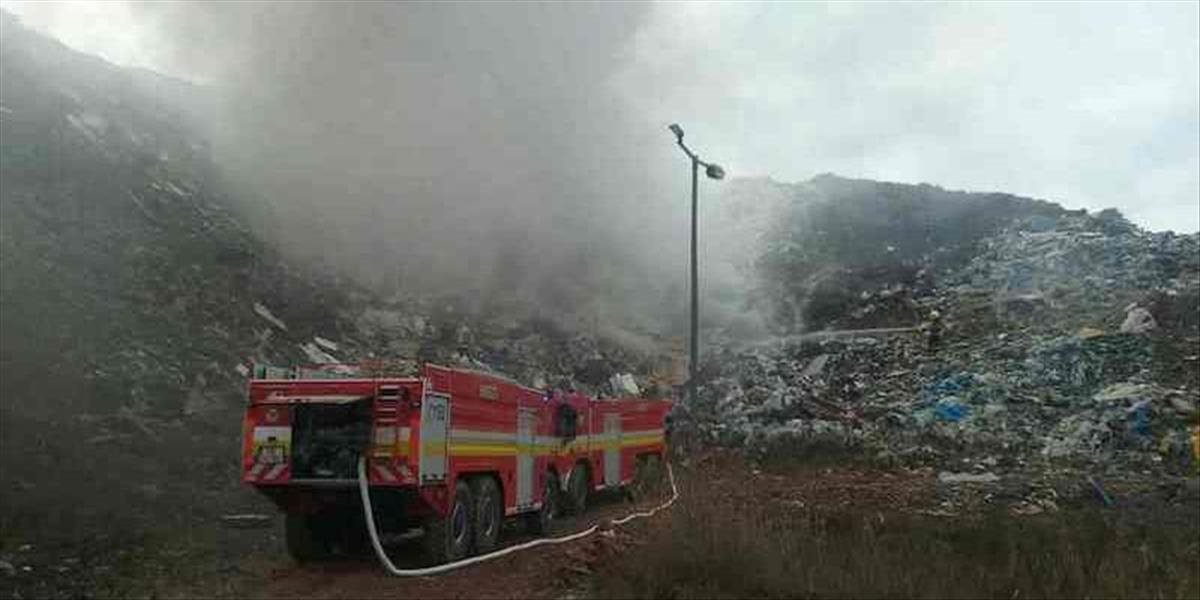 FOTO V obci Rakovice už druhý deň horí skládka odpadu