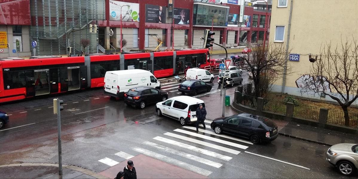 FOTO Dopravný kolaps v Bratislave: Električka zramovala auto, hneď vedľa havaroval kamión