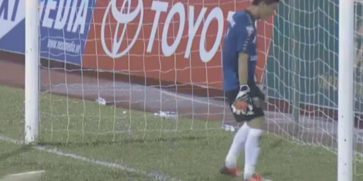 VIDEO Nevídaný protest hráčov v zápase, brankár sa otočil chrbtom, hráči stáli ako sochy