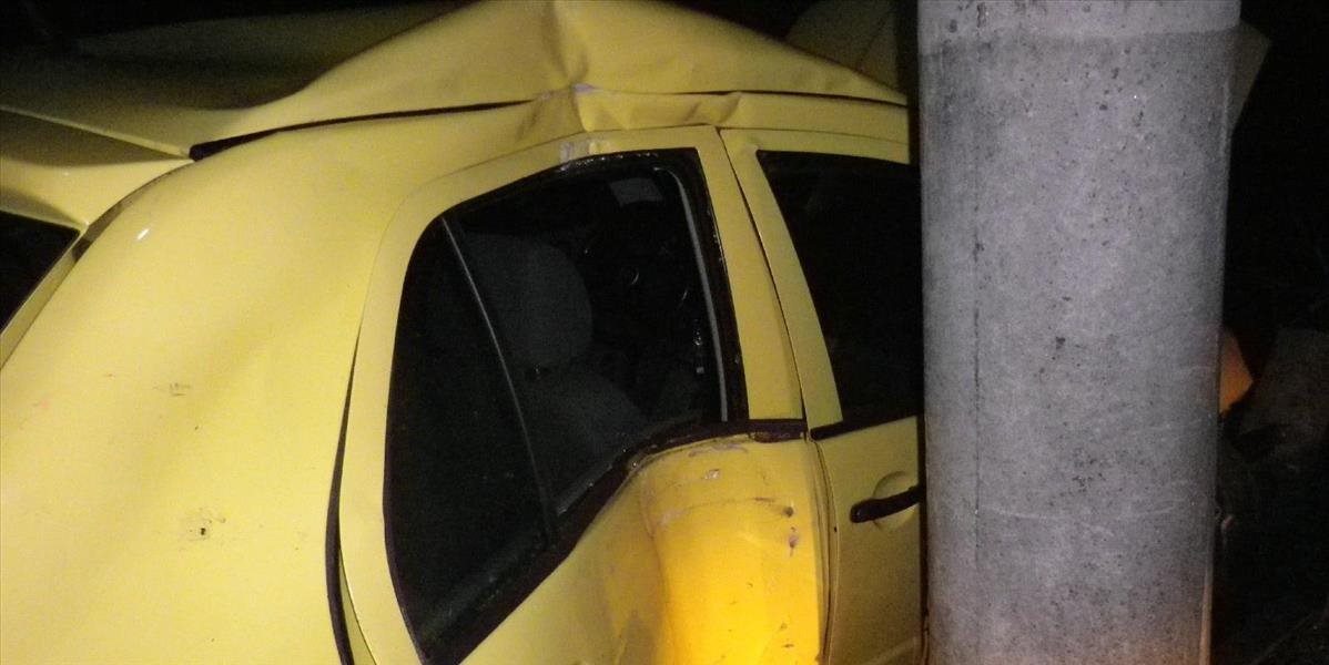 FOTO V Dežericiach narazila vodička s autom do stĺpu verejného osvetlenia
