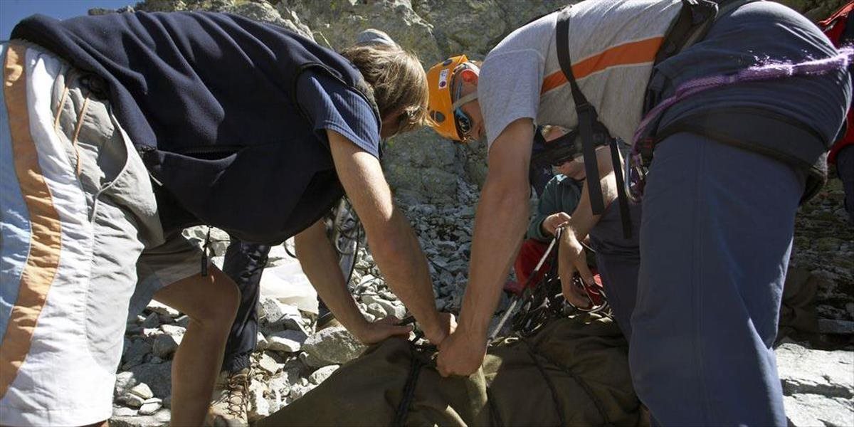 Turista si po páde pod Malým Kriváňom poranil ruky, pomáhali horskí záchranári
