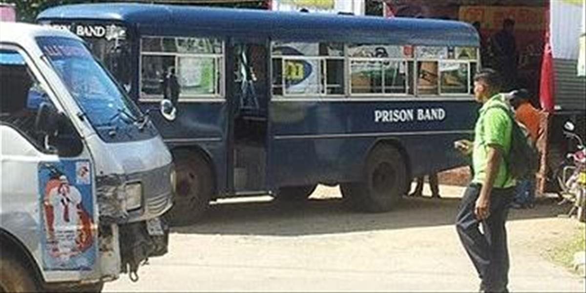 Sedem ľudí zahynulo na Srí Lanke pri útoku na väzenské vozidlá