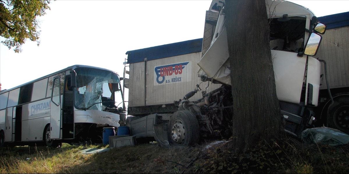 V Prahe sa zrazili dva kamióny s autobusom, sedem holandských turistov utrpelo zranenia