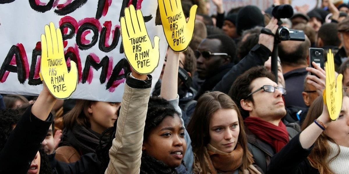 Počas študentských nepokojov v Paríži bola zranená riaditeľka jedného z lýceí