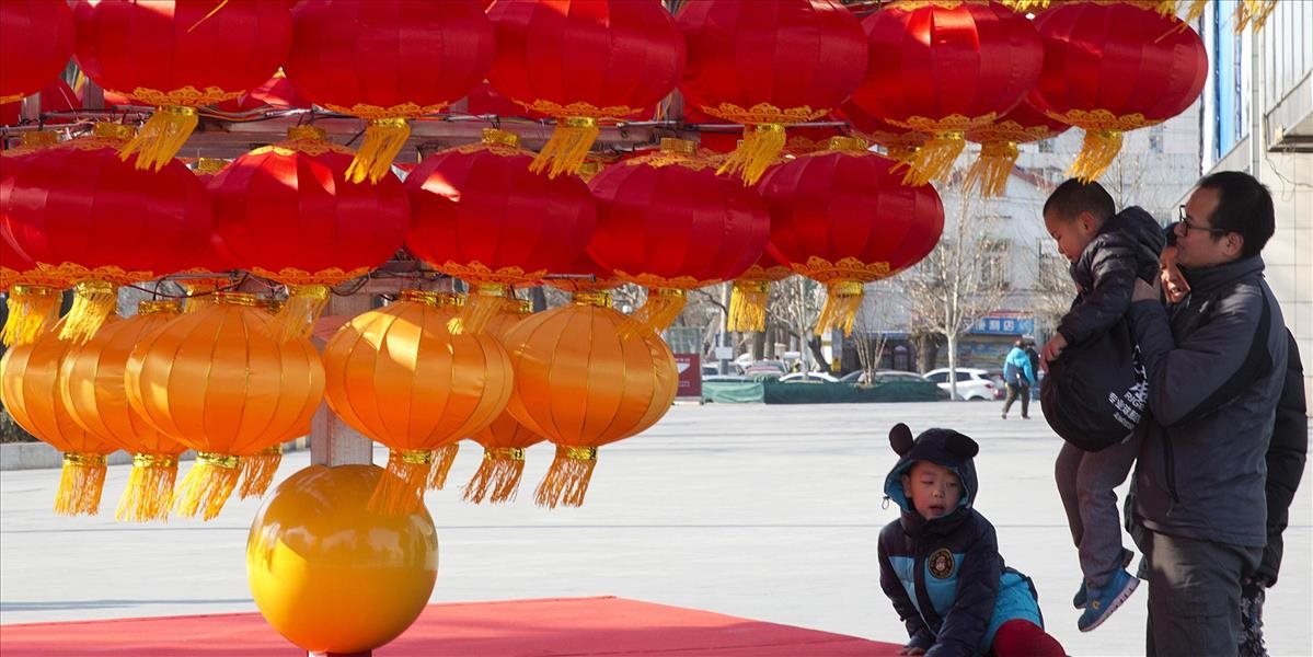 Čína zvažuje finančné stimuly na podporu rodín s dvoma deťmi