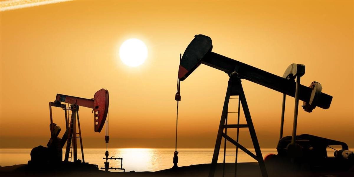 Trhy sa obávajú ďalšieho rastu zásob ropy v USA, cena Brentu klesla k 55,30 USD