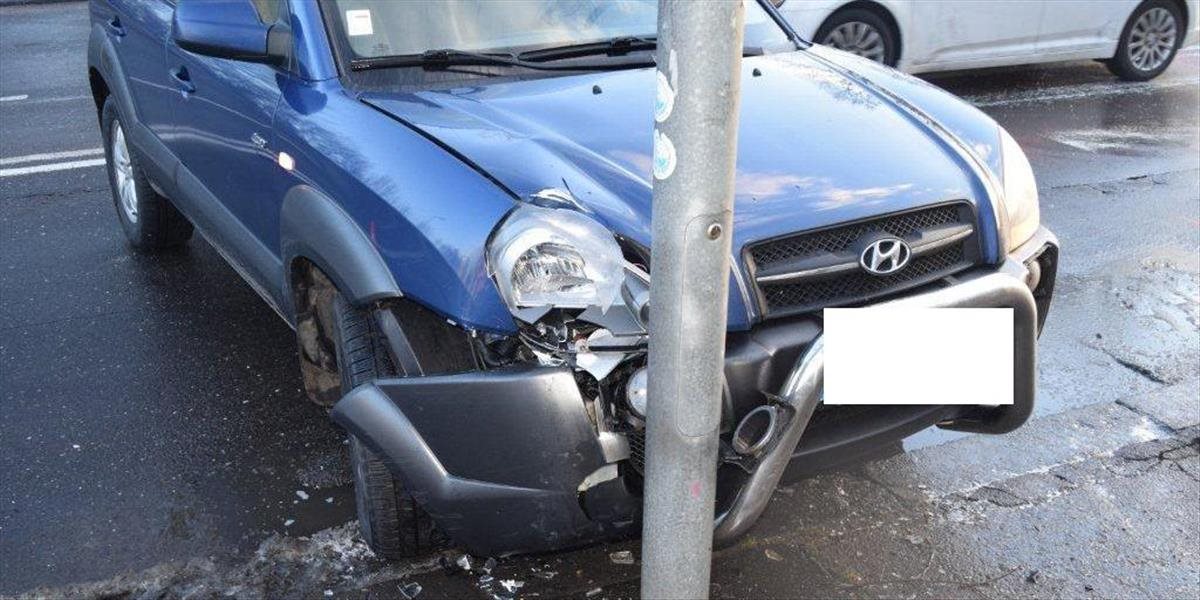 Na auto spadol stĺp, sedel v ňom muž