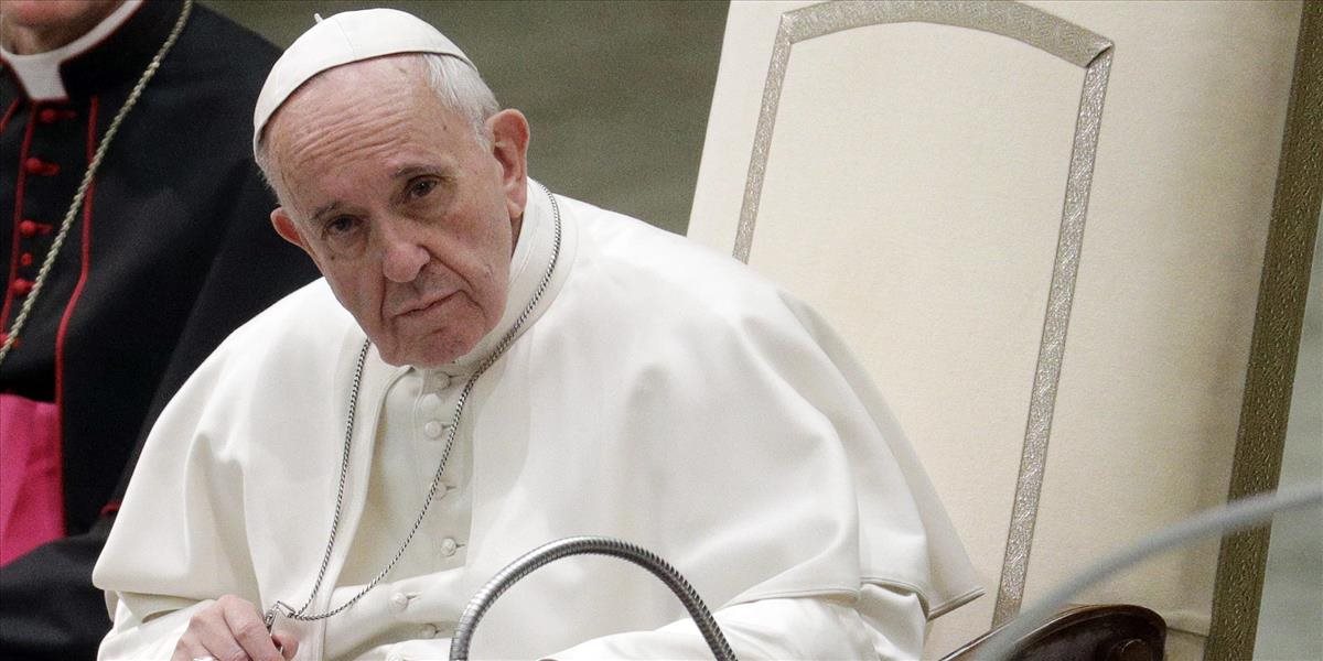 Pápež vyzval veriacich, aby sa radili s Bibliou rovnako často, ako si píšu SMS