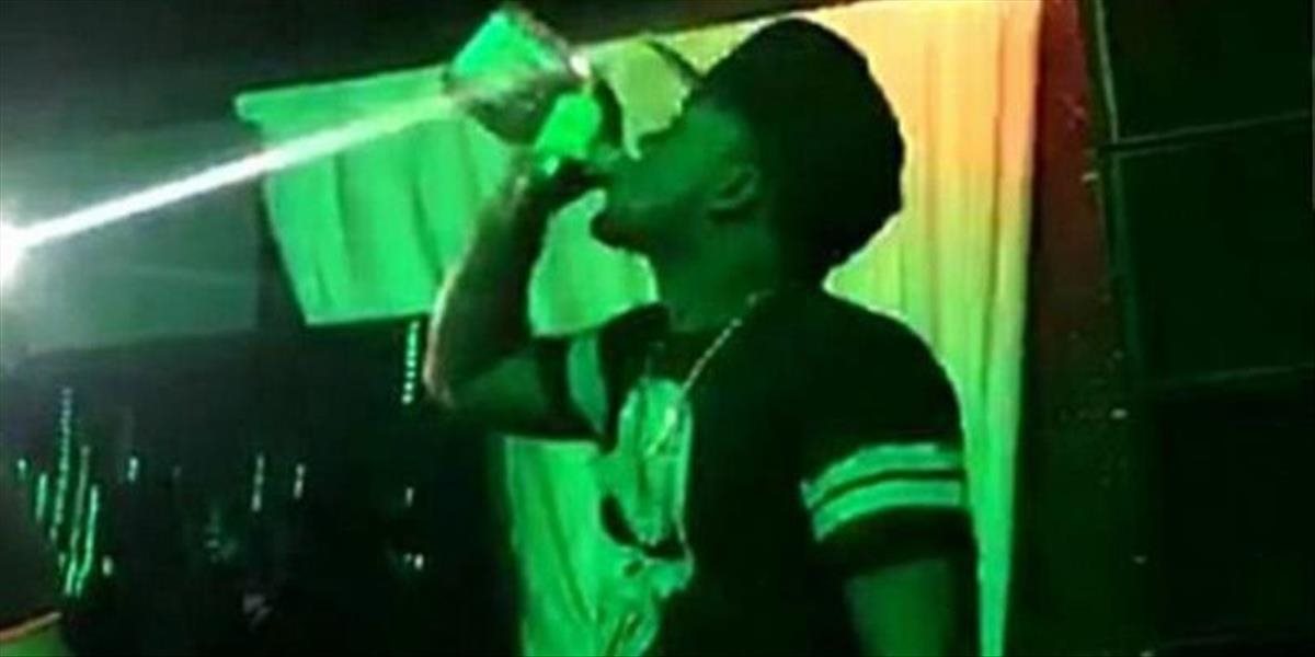 VIDEO Mladík sa stavil, že vypije celú fľašu na ex: Zomrel na otravu alkoholom