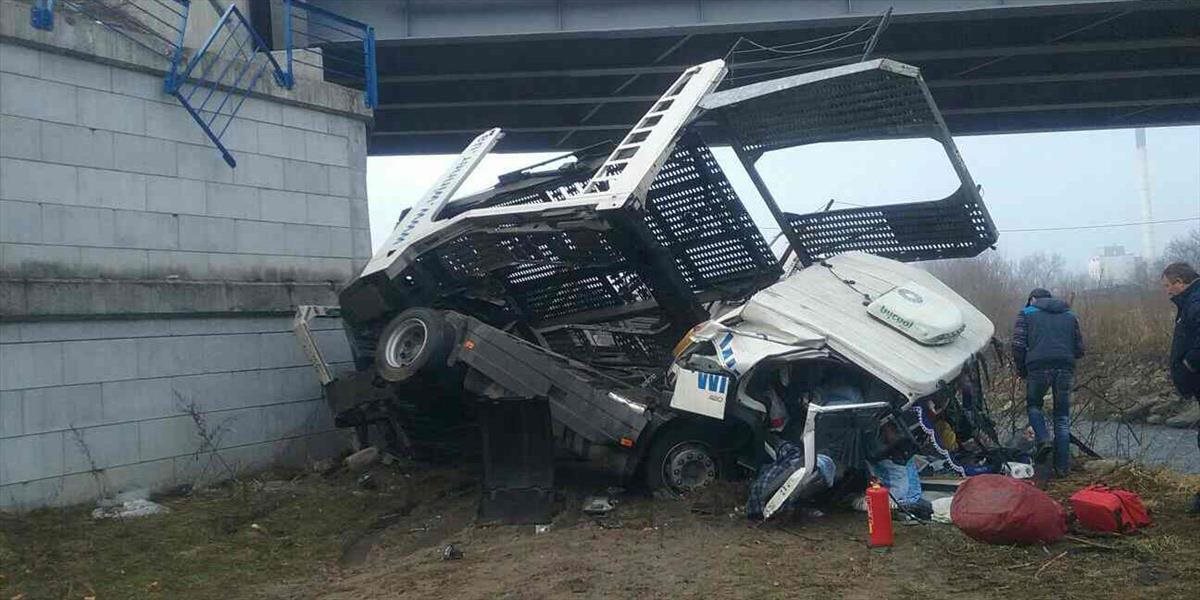 FOTO Vážna nehoda na obchvate Tvrdošína: Kamión spadol pod most