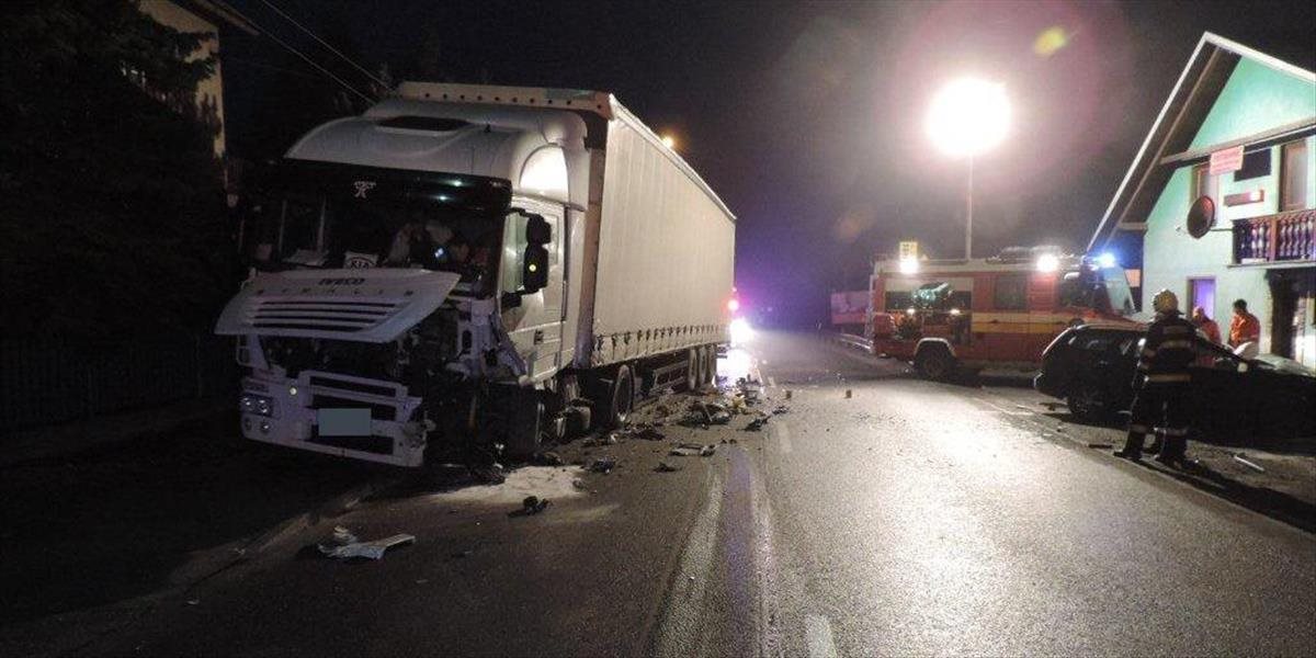 FOTO Nehoda vo Svrčinovci: Pri zrážke kamióna a osobného auta utrpeli ťažké zranenia dvaja ľudia