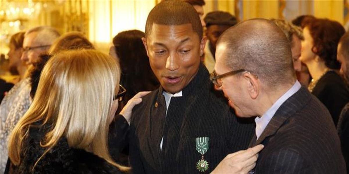Spevák Pharrell Williams dostal v Paríži Rad umenia a literatúry
