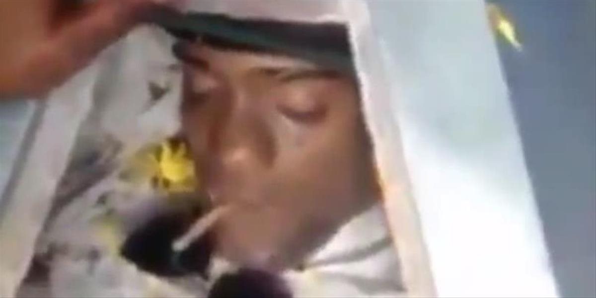 KuriózneVIDEO Mŕtvy muž na svojom pohrebe posledný krát fajčil marihuanu