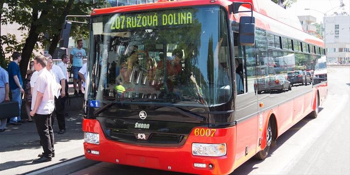 Autobusy a trolejbusy v okolí Patrónky meškajú pre nehodu do 60 minút