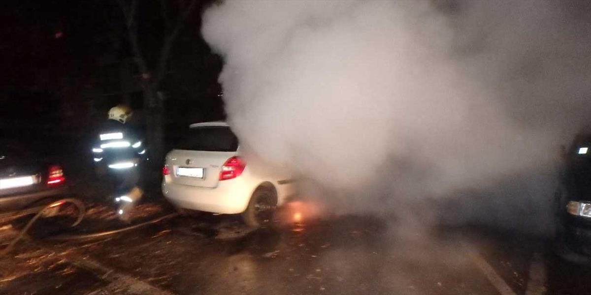 FOTO Hasiči v Dunajskej Strede opäť hasili úmyselne zapálené auto
