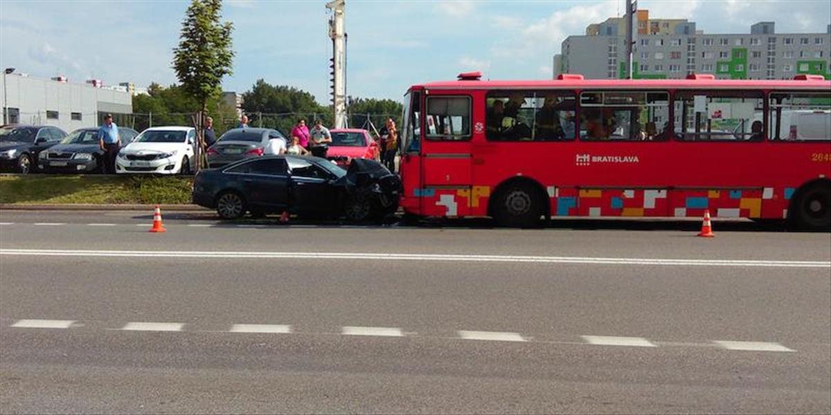 Na Pražskej ulici v Bratislave sa zrazil autobus s osobným autom, nikto sa nezranil