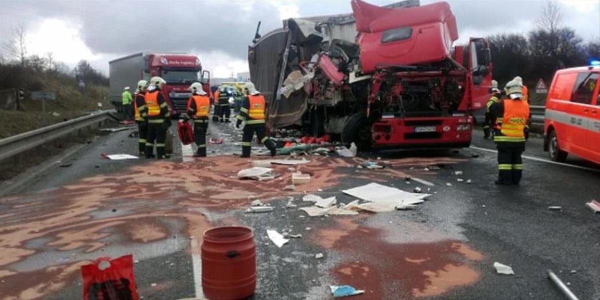 Českú D1 na hodiny zablokovala zrážka štyroch kamiónov, maďarský vinník bol opitý
