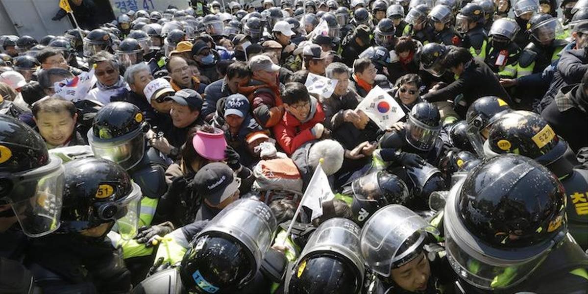 Počas demonštrácie proti odvolaniu juhokórejskej prezidentky zomreli dvaja ľudia